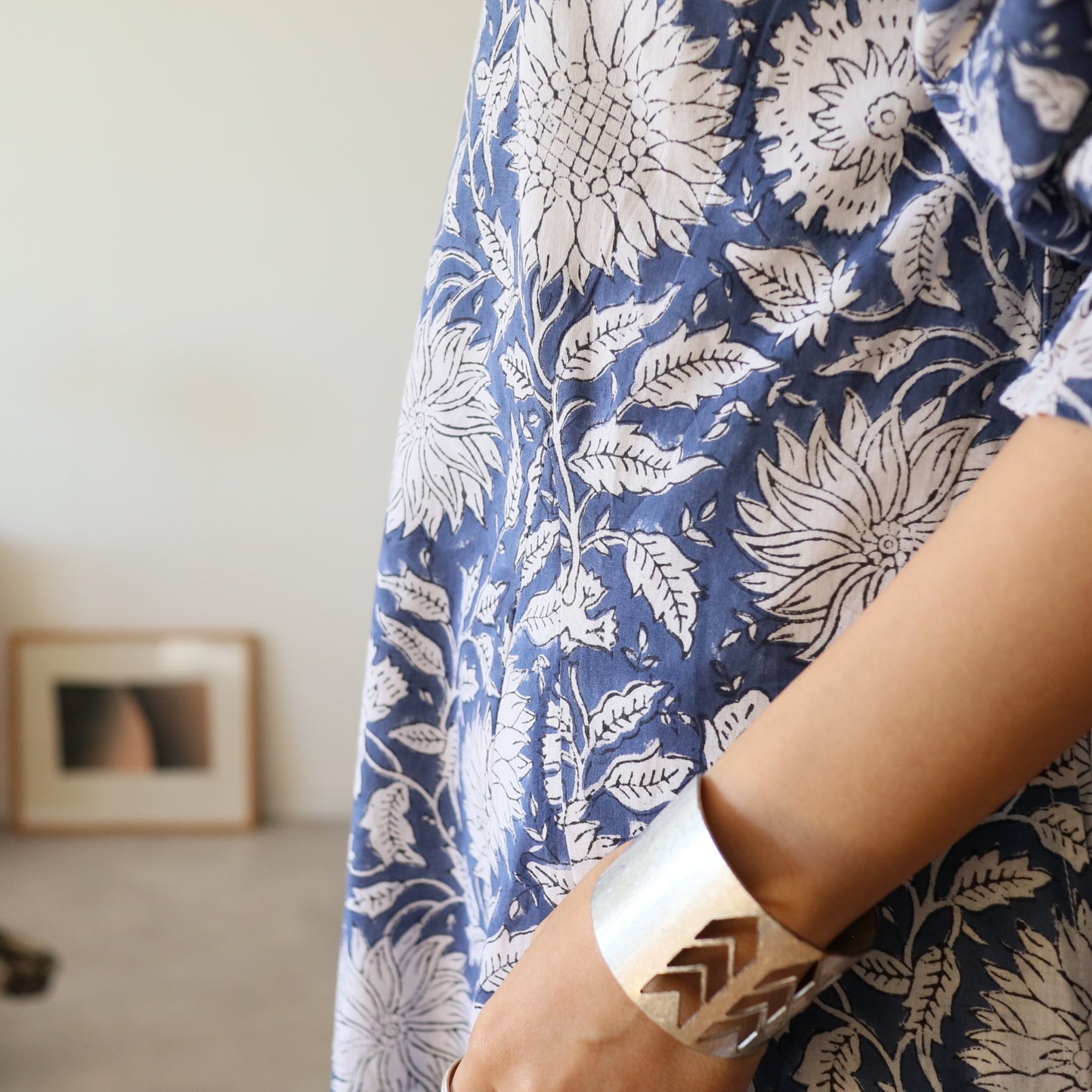 すっきりシルエットの裾揺れフレアワンピース 【blue × white flower】