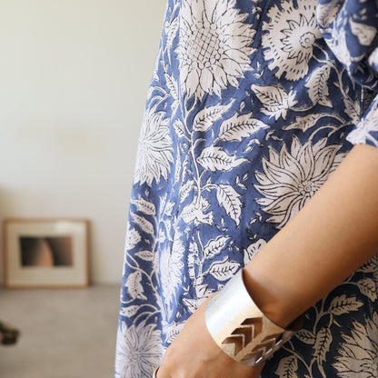 すっきりシルエットの裾揺れフレアワンピース 【blue × white flower】