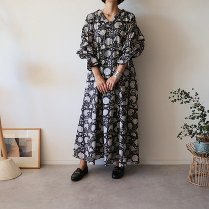 すっきりシルエットの裾揺れフレアワンピース【navy white】