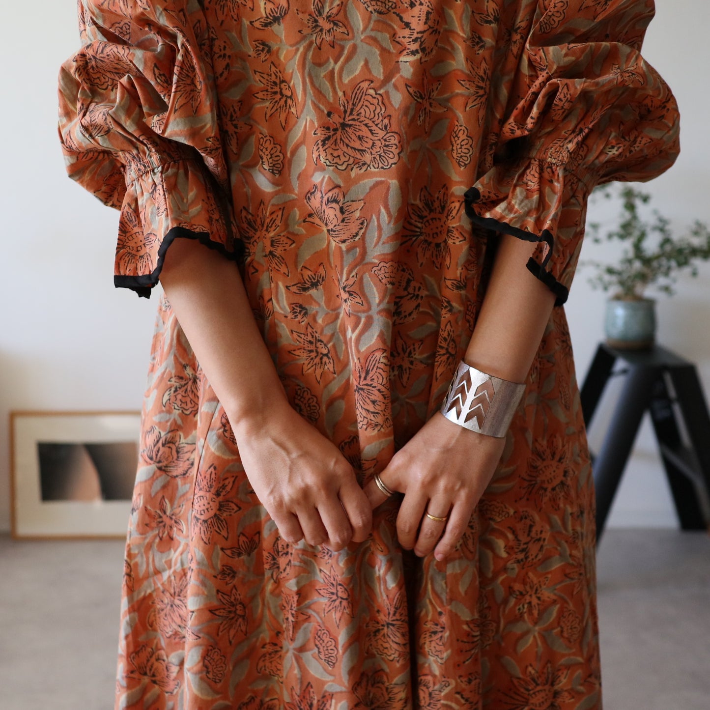 すっきりシルエットの裾揺れフレアワンピース 【kusumi orange】