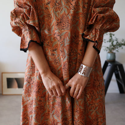 すっきりシルエットの裾揺れフレアワンピース 【kusumi orange】