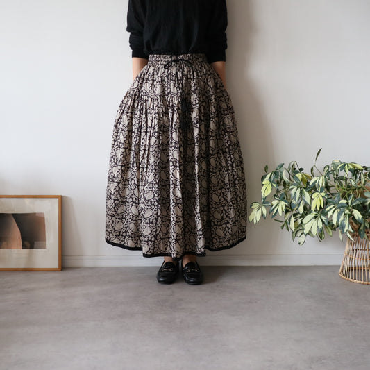 しなやかボリュームのティアードスカート -black-