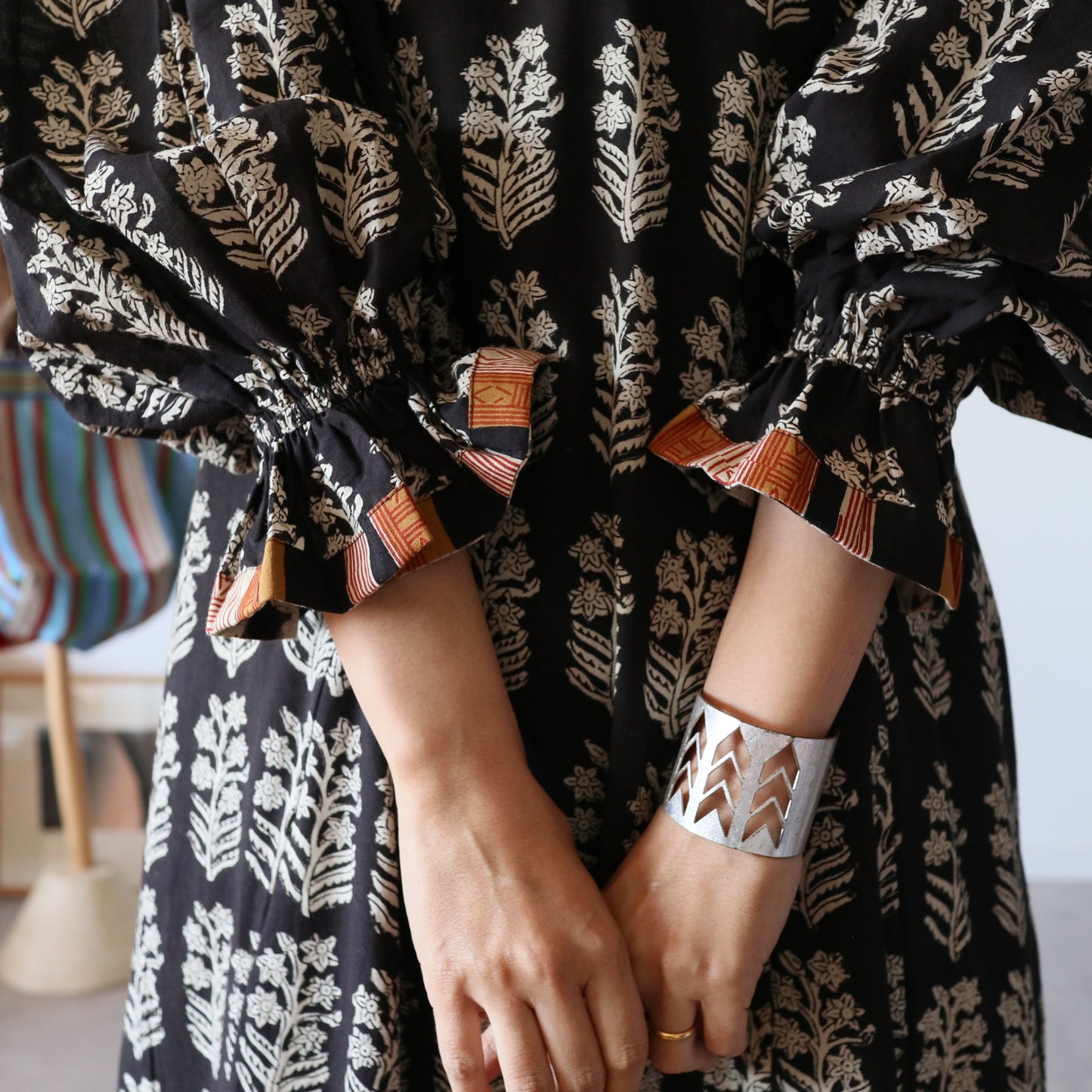 すっきりシルエットの裾揺れフレアワンピース【black】