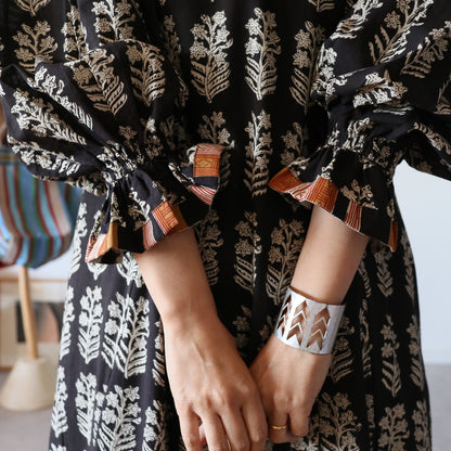 すっきりシルエットの裾揺れフレアワンピース【black】