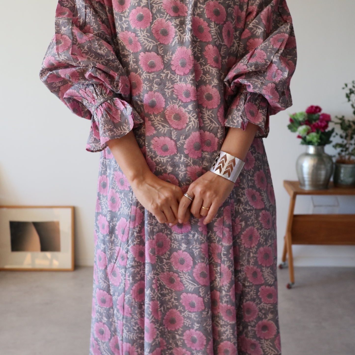 すっきりシルエットの裾揺れフレアワンピース【pink purple】