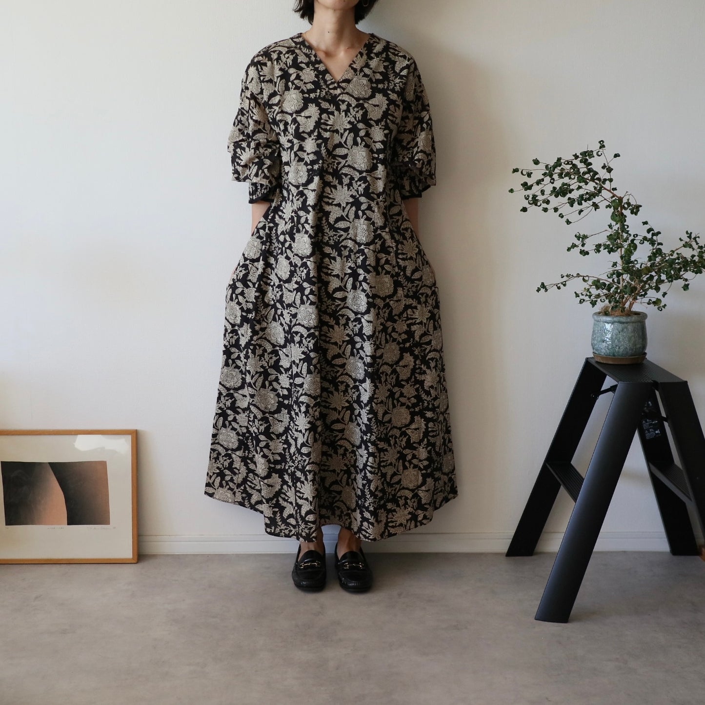 すっきりシルエットの裾揺れフレアワンピース 【black tassel】