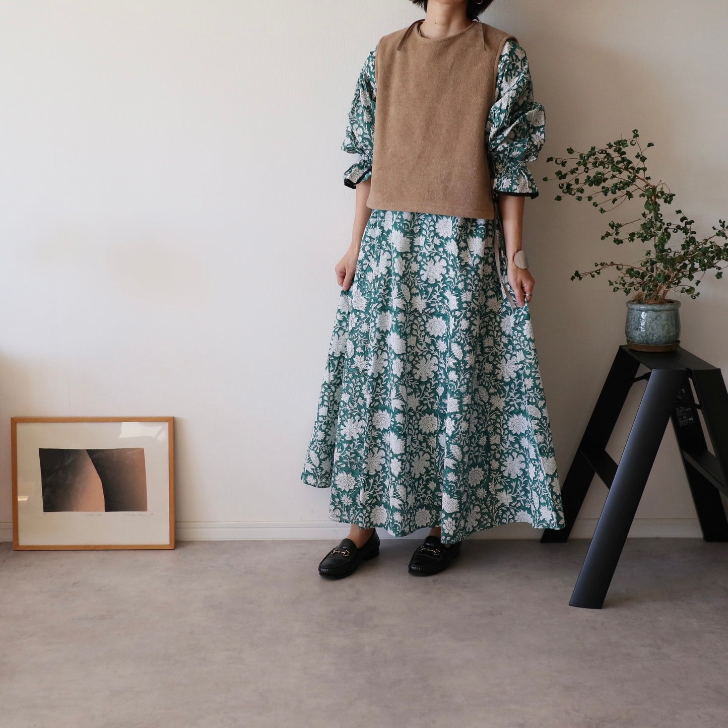 すっきりシルエットの裾揺れフレアワンピース 【green × white flower】