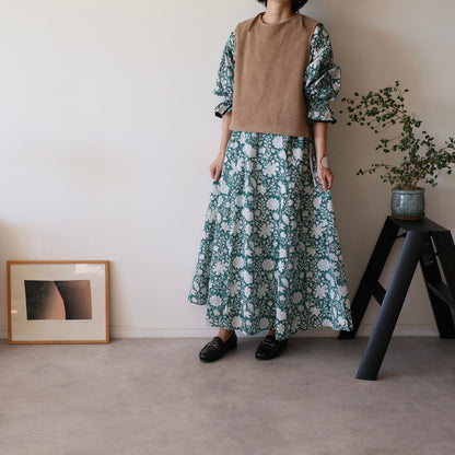すっきりシルエットの裾揺れフレアワンピース 【green × white flower】