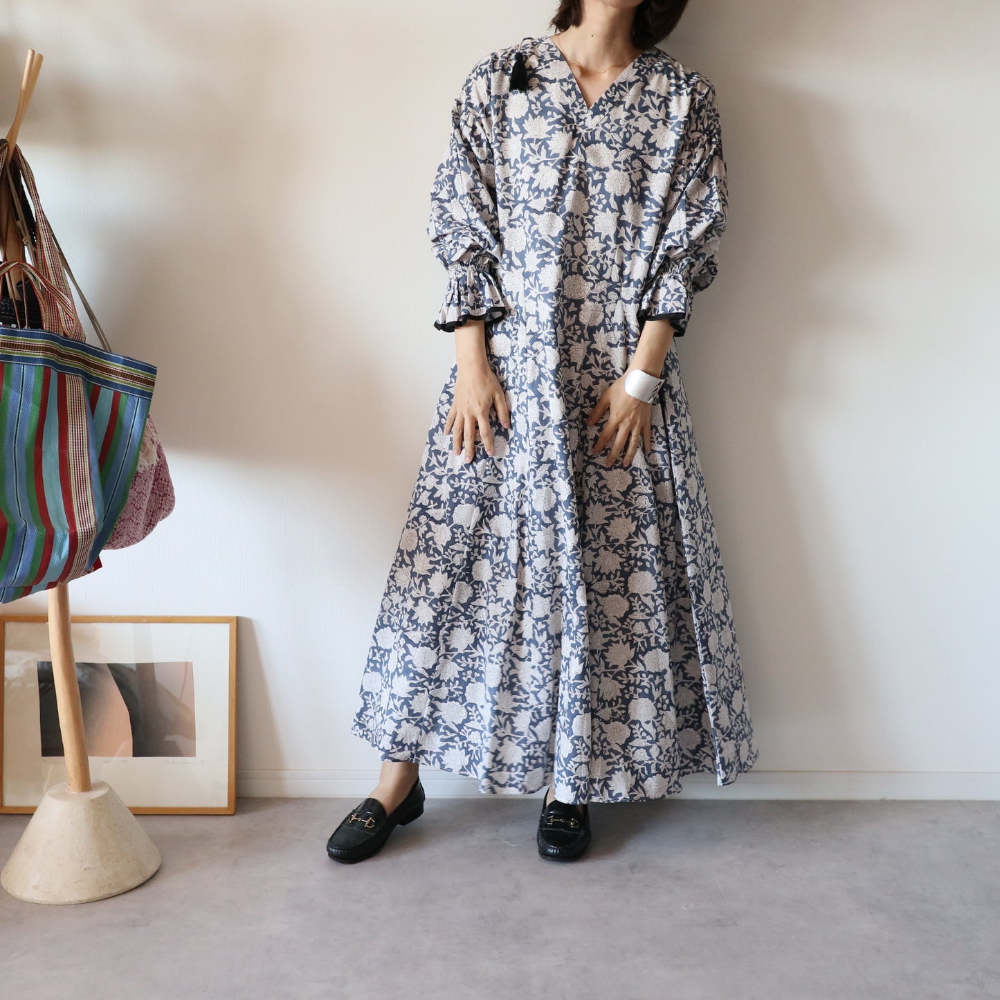 すっきりシルエットの裾揺れフレアワンピース【navy】