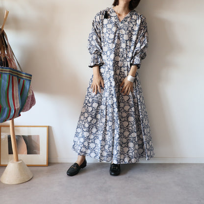 すっきりシルエットの裾揺れフレアワンピース【navy】