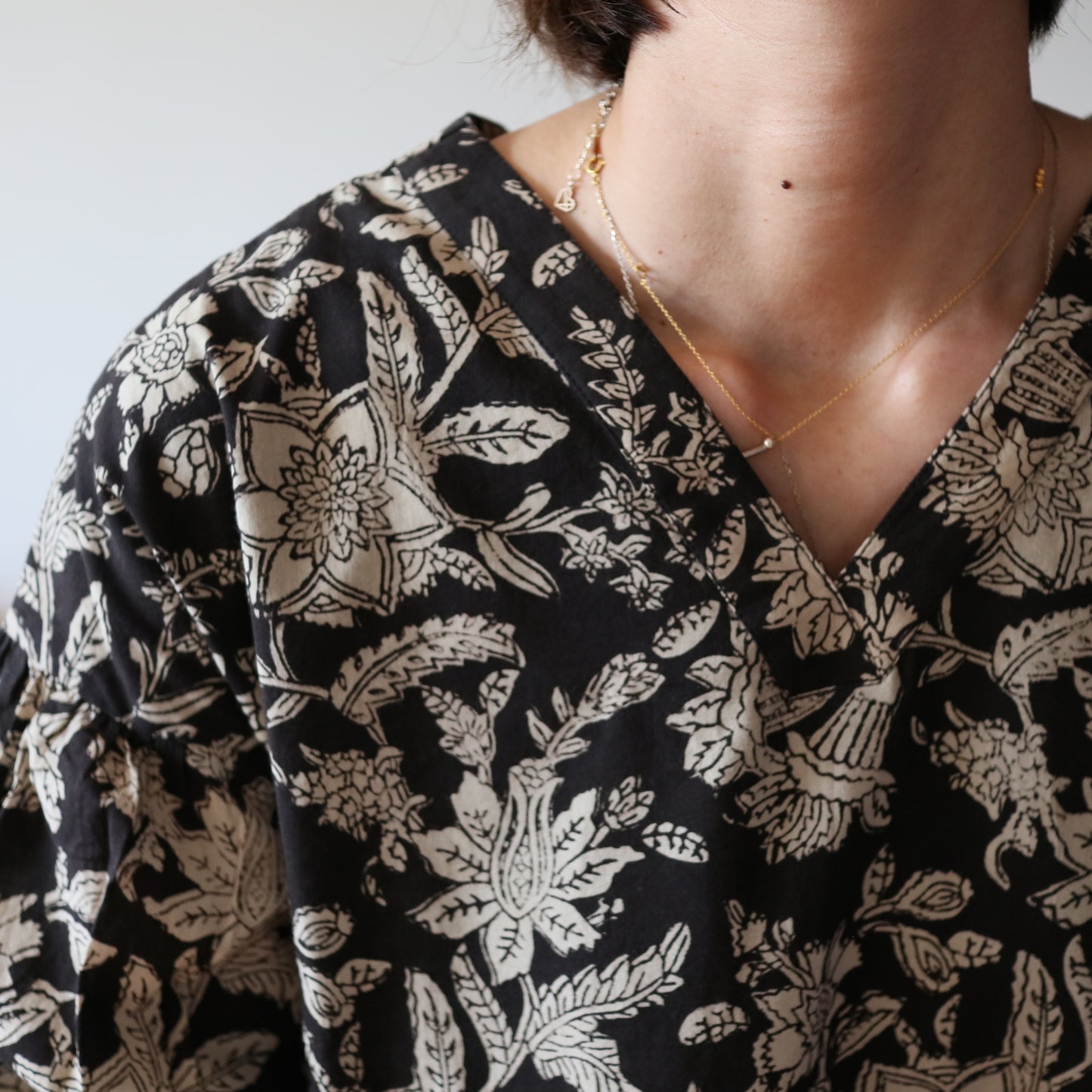 すっきりシルエットの裾揺れフレアワンピース【black】