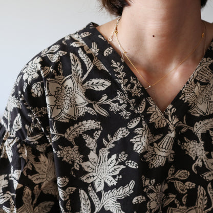 すっきりシルエットの裾揺れフレアワンピース【black】