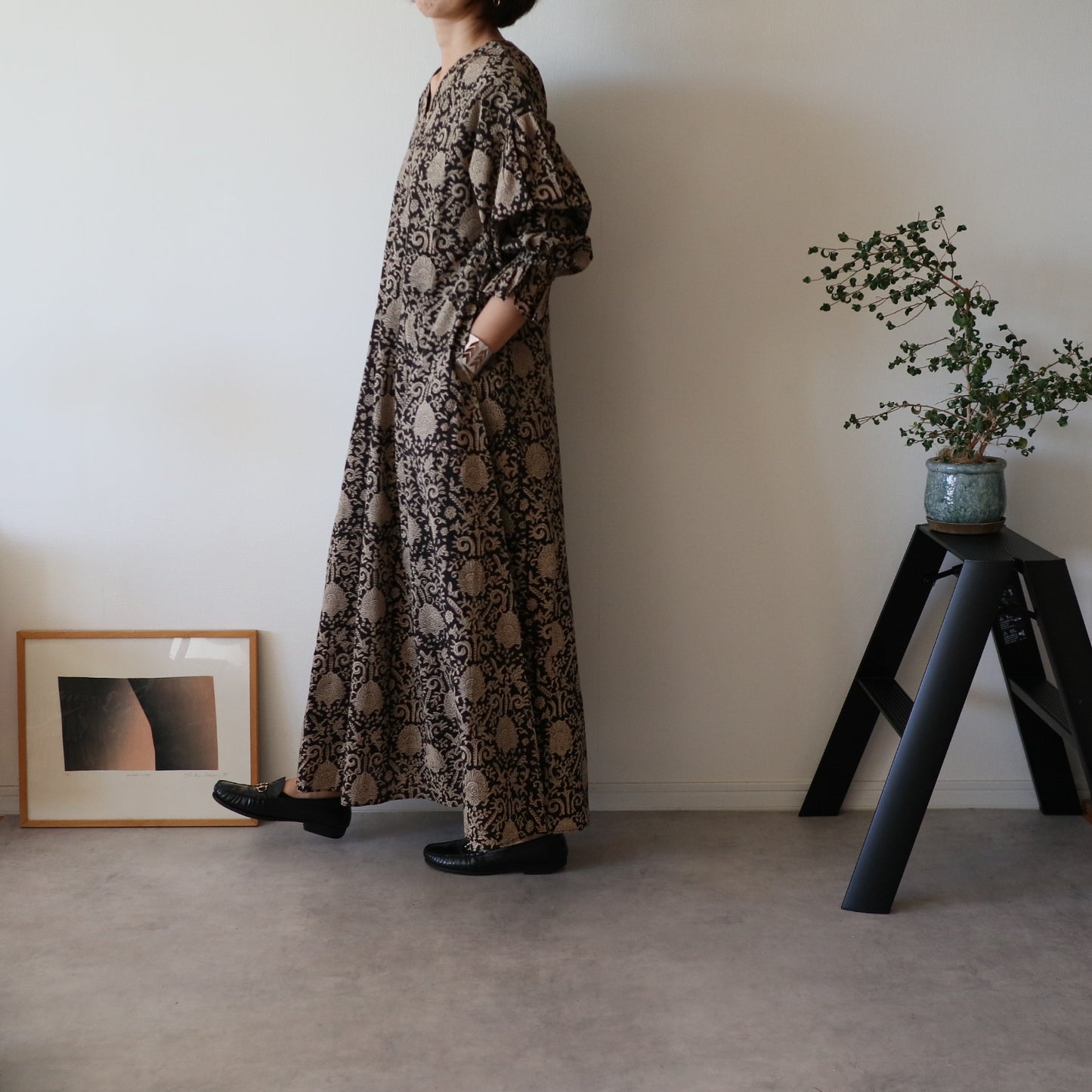 すっきりシルエットの裾揺れフレアワンピース 【black bell】