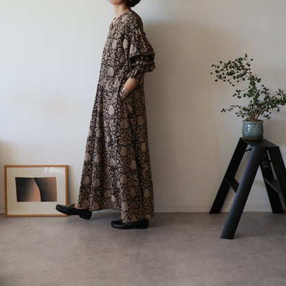 すっきりシルエットの裾揺れフレアワンピース 【black bell】