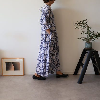 すっきりシルエットの裾揺れフレアワンピース 【blue × white flower】