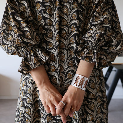 すっきりシルエットの裾揺れフレアワンピース【black＆brown】