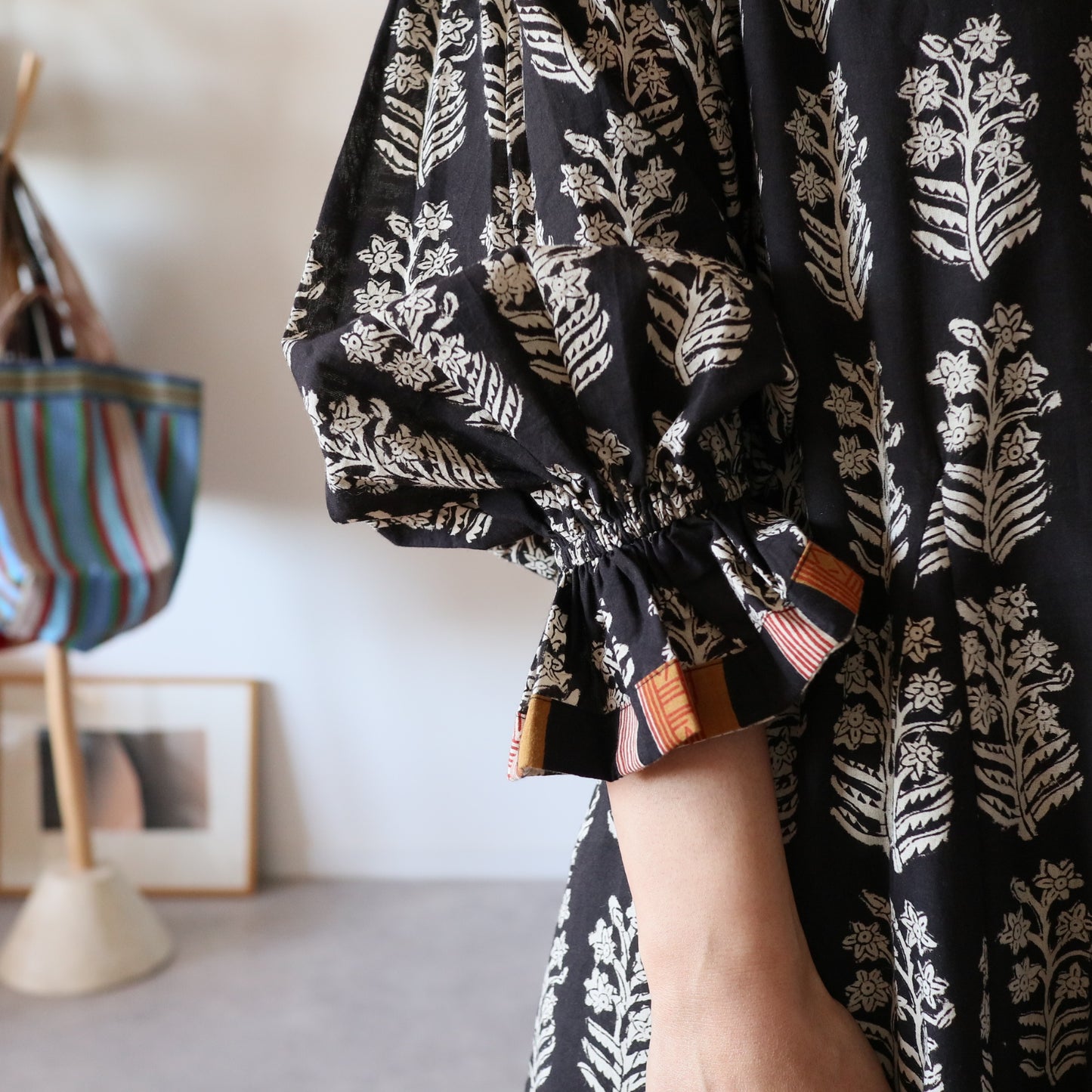 すっきりシルエットの裾揺れフレアワンピース【black】