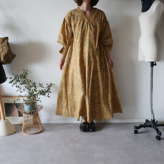 すっきりシルエットの裾揺れフレアワンピース 【mustard】