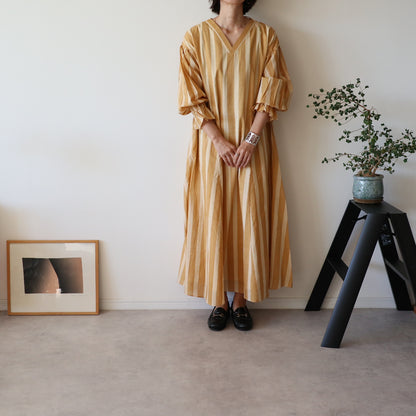 すっきりシルエットの裾揺れフレアワンピース 【mustard stripe】
