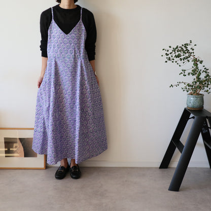 すっきりシルエットの裾ゆれフレアキャミワンピース【purple】