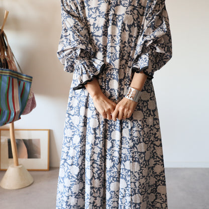 すっきりシルエットの裾揺れフレアワンピース【navy】