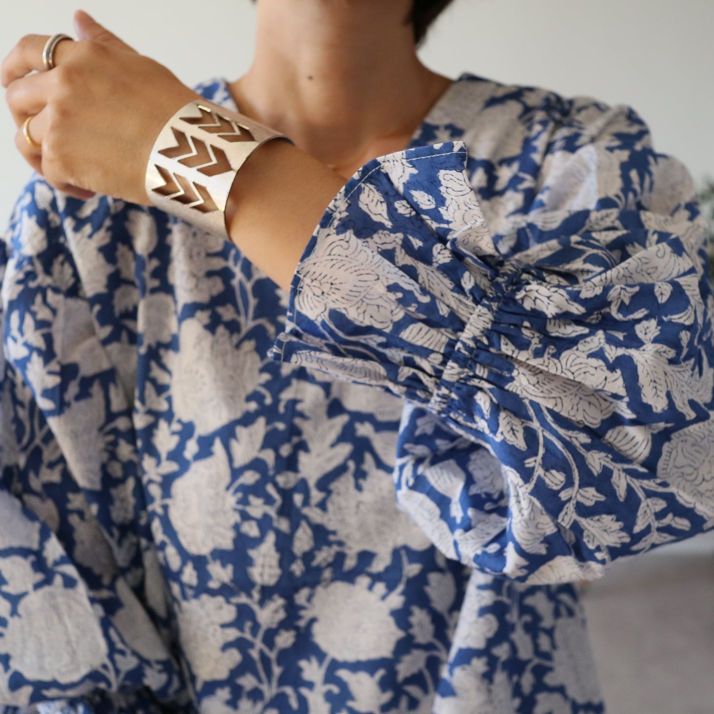 すっきりシルエットの裾揺れフレアワンピース【blue】