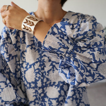 すっきりシルエットの裾揺れフレアワンピース【blue】