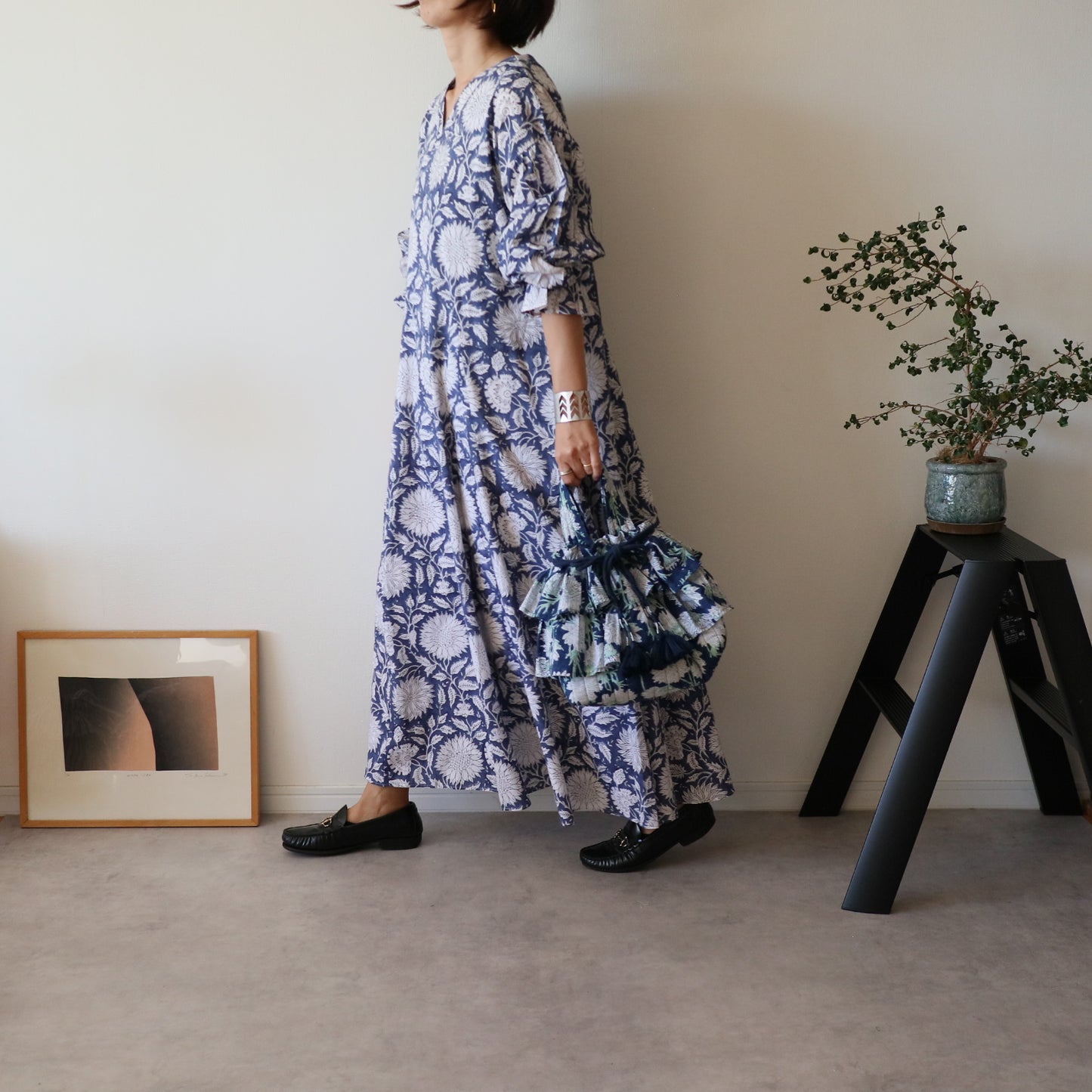 すっきりシルエットの裾揺れフレアワンピース 【blue × white flower】