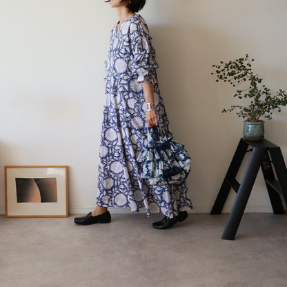 すっきりシルエットの裾揺れフレアワンピース 【blue × white flower】