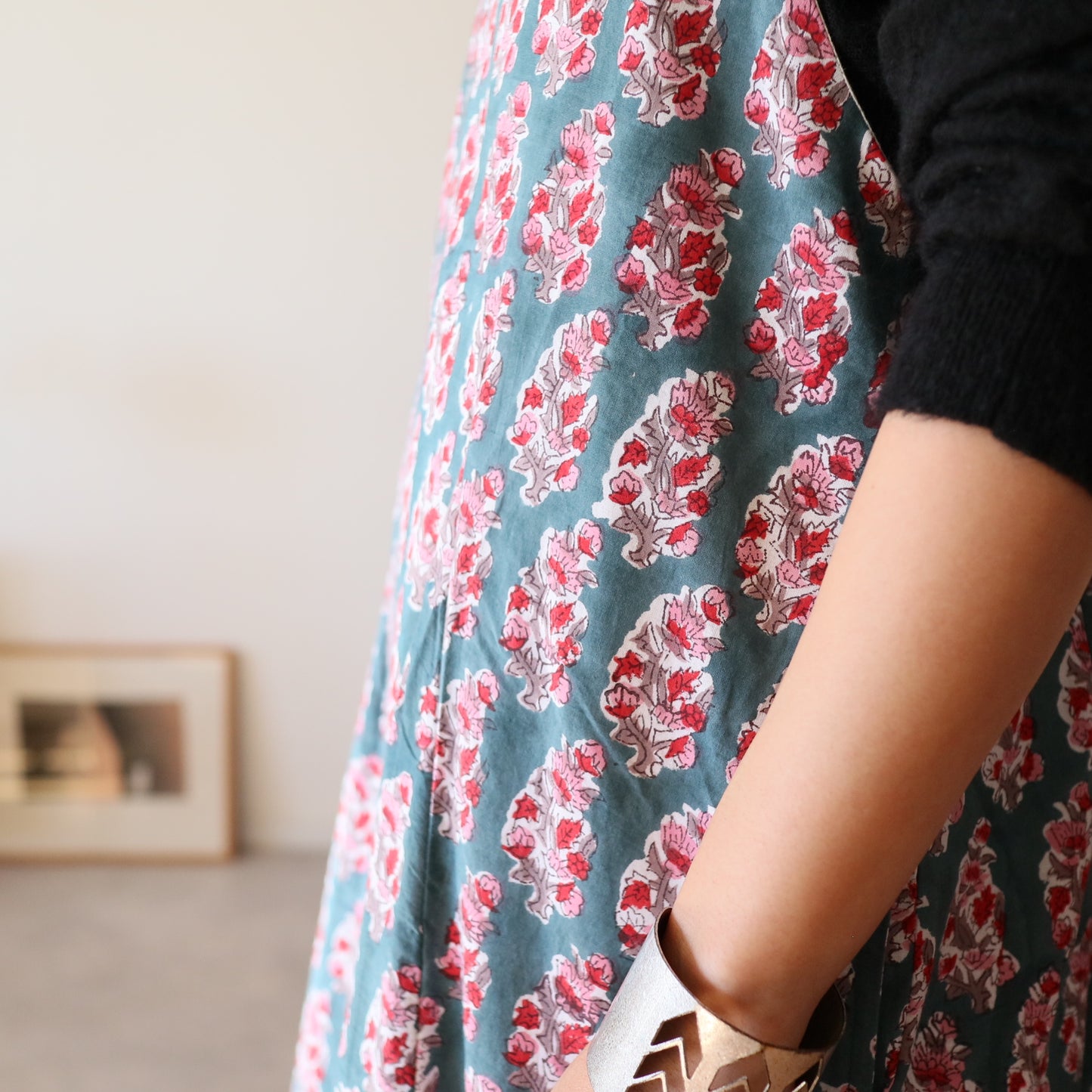 すっきりシルエットの裾ゆれフレアキャミワンピース【green】