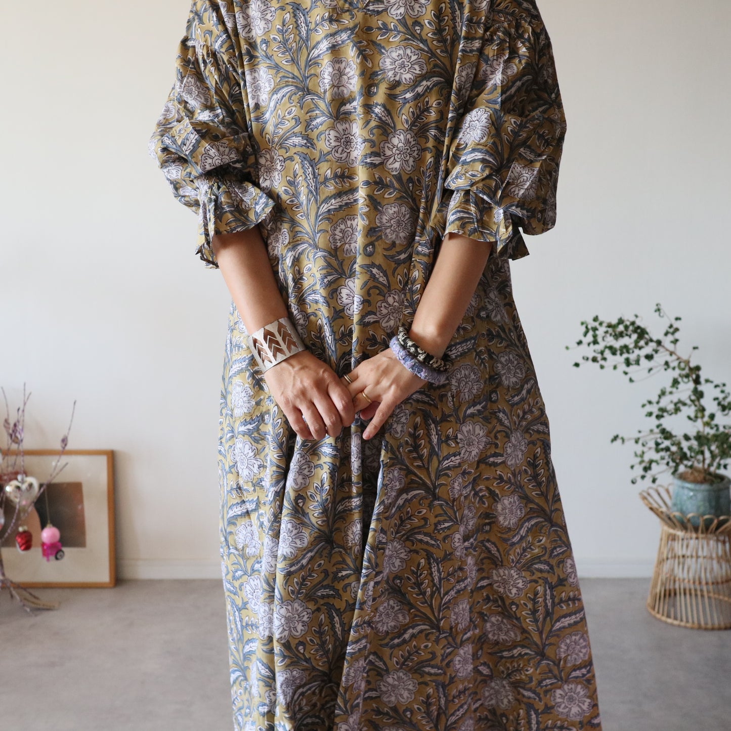 すっきりシルエットの裾揺れフレアワンピース 【brown × navy】
