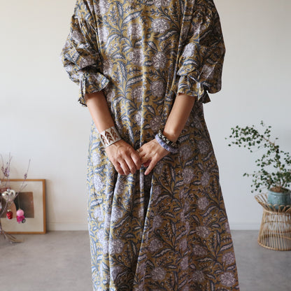 すっきりシルエットの裾揺れフレアワンピース 【brown × navy】