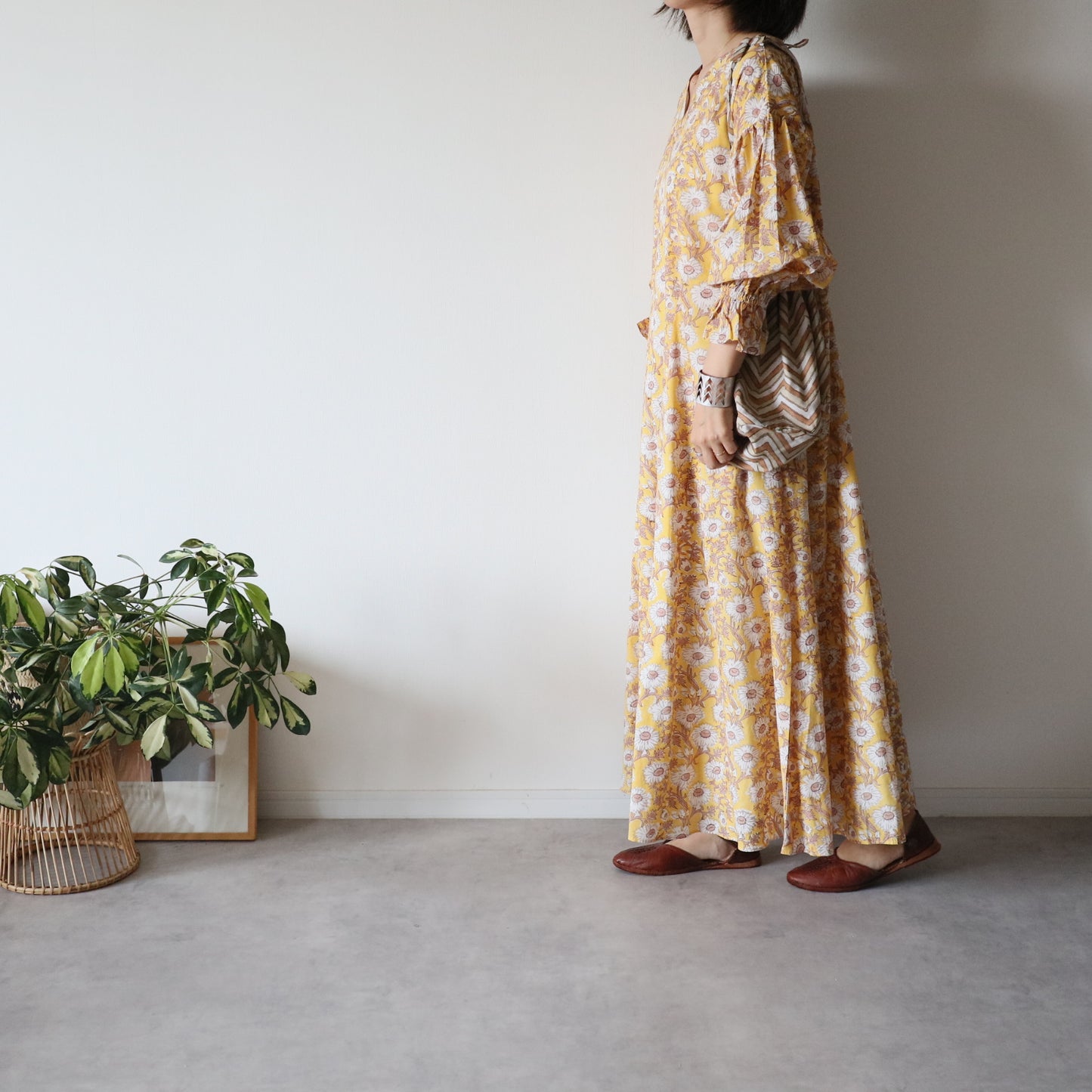 すっきりシルエットの裾揺れフレアワンピース【yellow】
