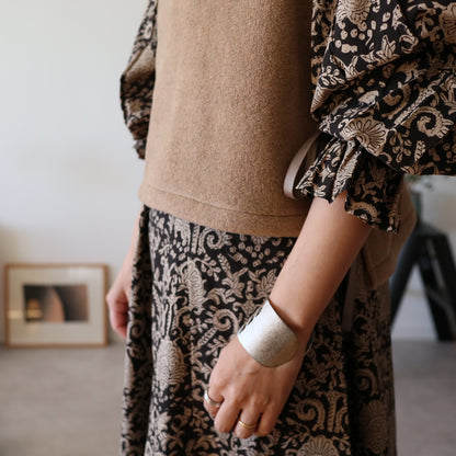 すっきりシルエットの裾揺れフレアワンピース 【black bell】