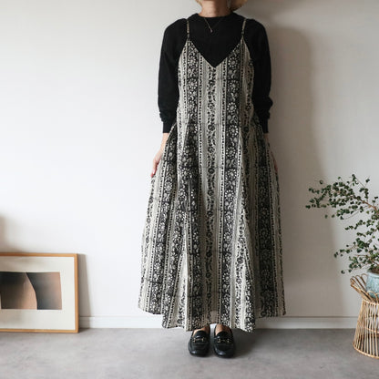 【即納・受注】すっきりシルエットの裾ゆれフレアキャミワンピース【black flower stripe】