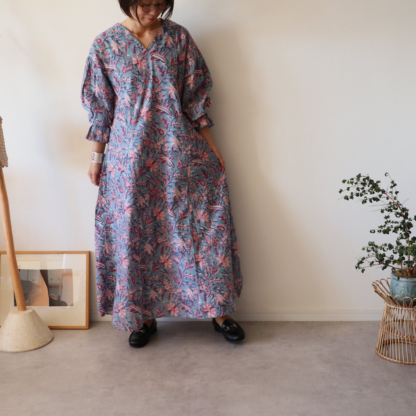 すっきりシルエットの裾揺れフレアワンピース【kusumi blue】