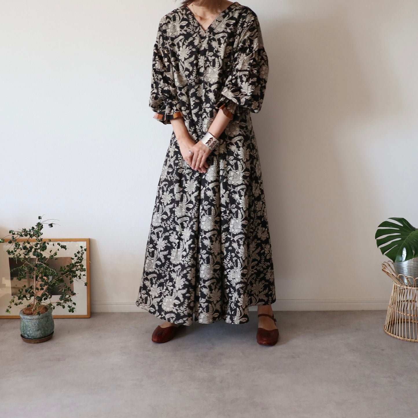 すっきりシルエットの裾揺れフレアワンピース【black】