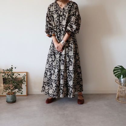 すっきりシルエットの裾揺れフレアワンピース【black】