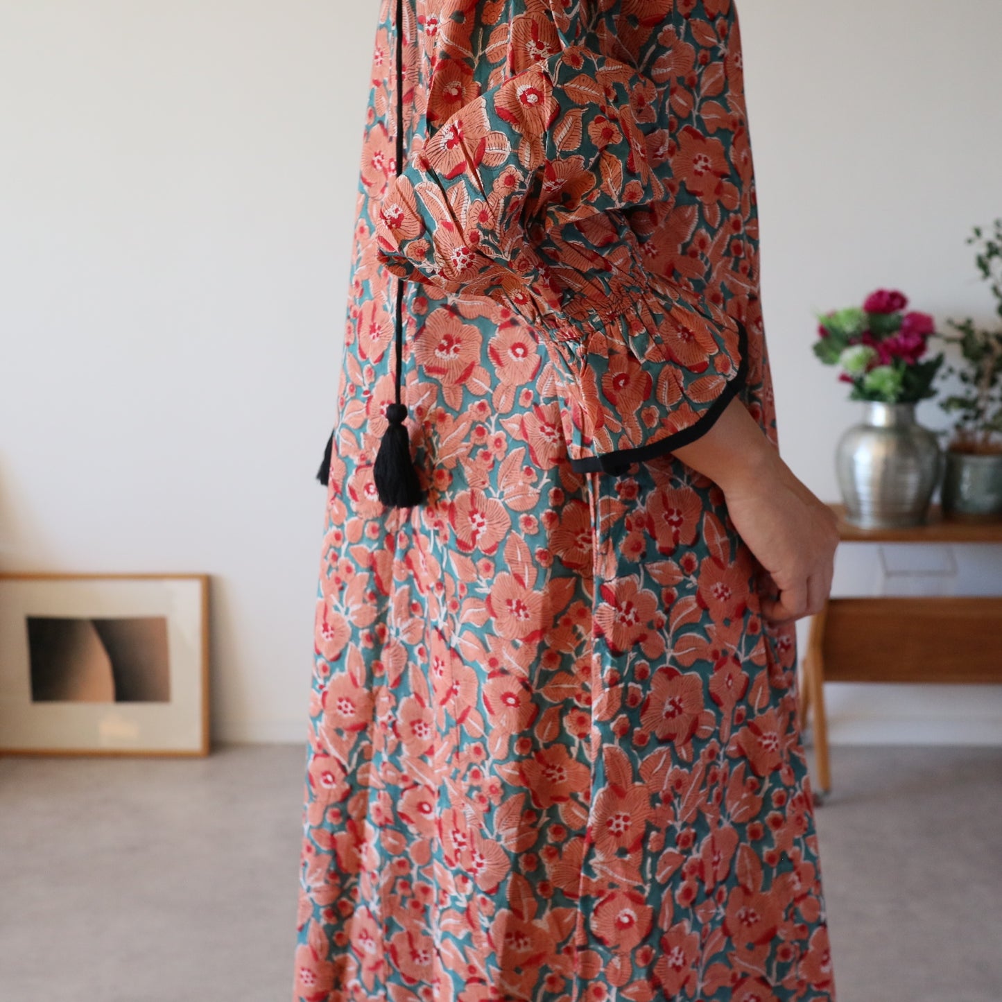 すっきりシルエットの裾揺れフレアワンピース【orange】