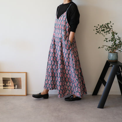 すっきりシルエットの裾ゆれフレアキャミワンピース【green】