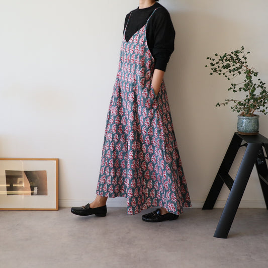 すっきりシルエットの裾ゆれフレアキャミワンピース【green】