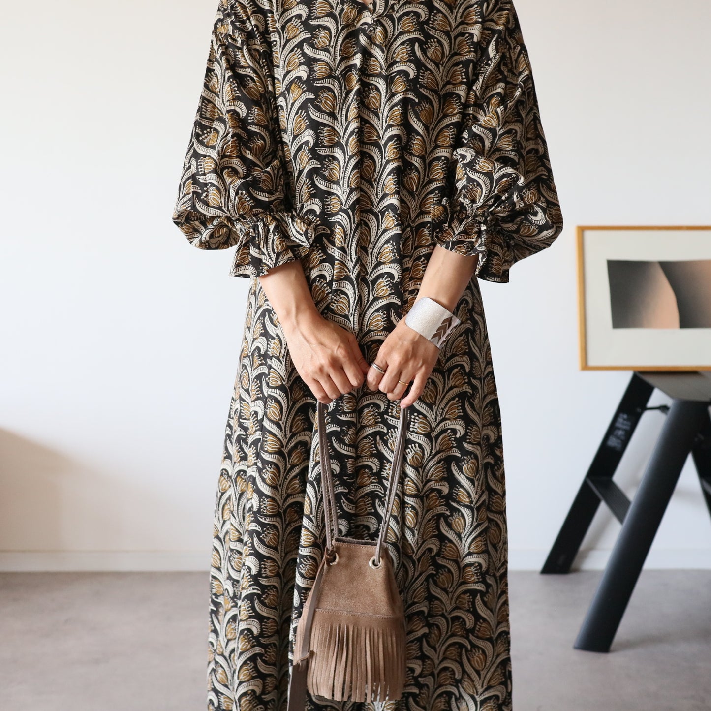 すっきりシルエットの裾揺れフレアワンピース【black＆brown】