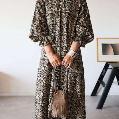 すっきりシルエットの裾揺れフレアワンピース【black＆brown】