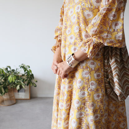 すっきりシルエットの裾揺れフレアワンピース【yellow】