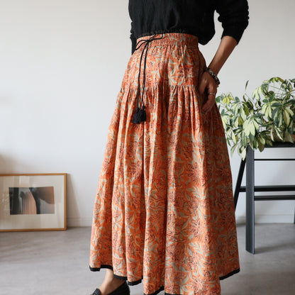 しなやかボリュームのティアードスカート -kusumi orange-