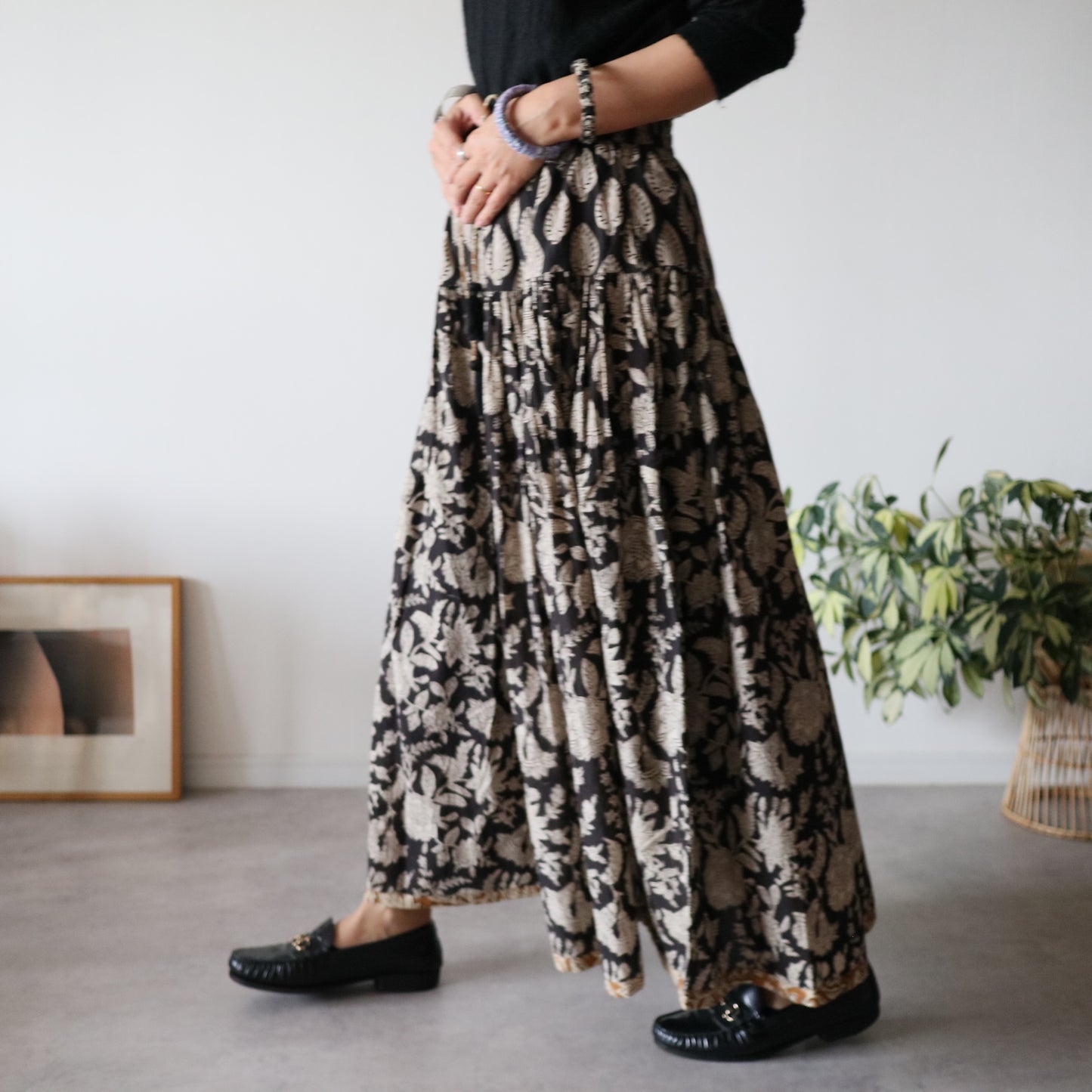 しなやかボリュームのティアードスカート -black×brown flower-