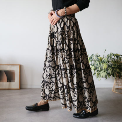 しなやかボリュームのティアードスカート -black×brown flower-