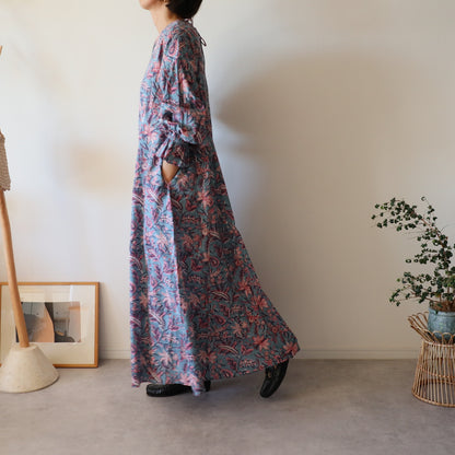 すっきりシルエットの裾揺れフレアワンピース【kusumi blue】