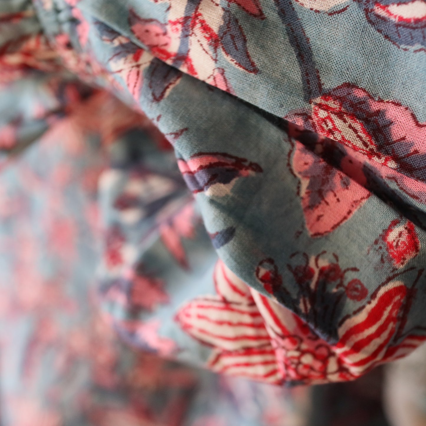 すっきりシルエットの裾揺れフレアワンピース【kusumi blue】