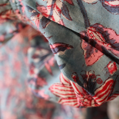 すっきりシルエットの裾揺れフレアワンピース【kusumi blue】